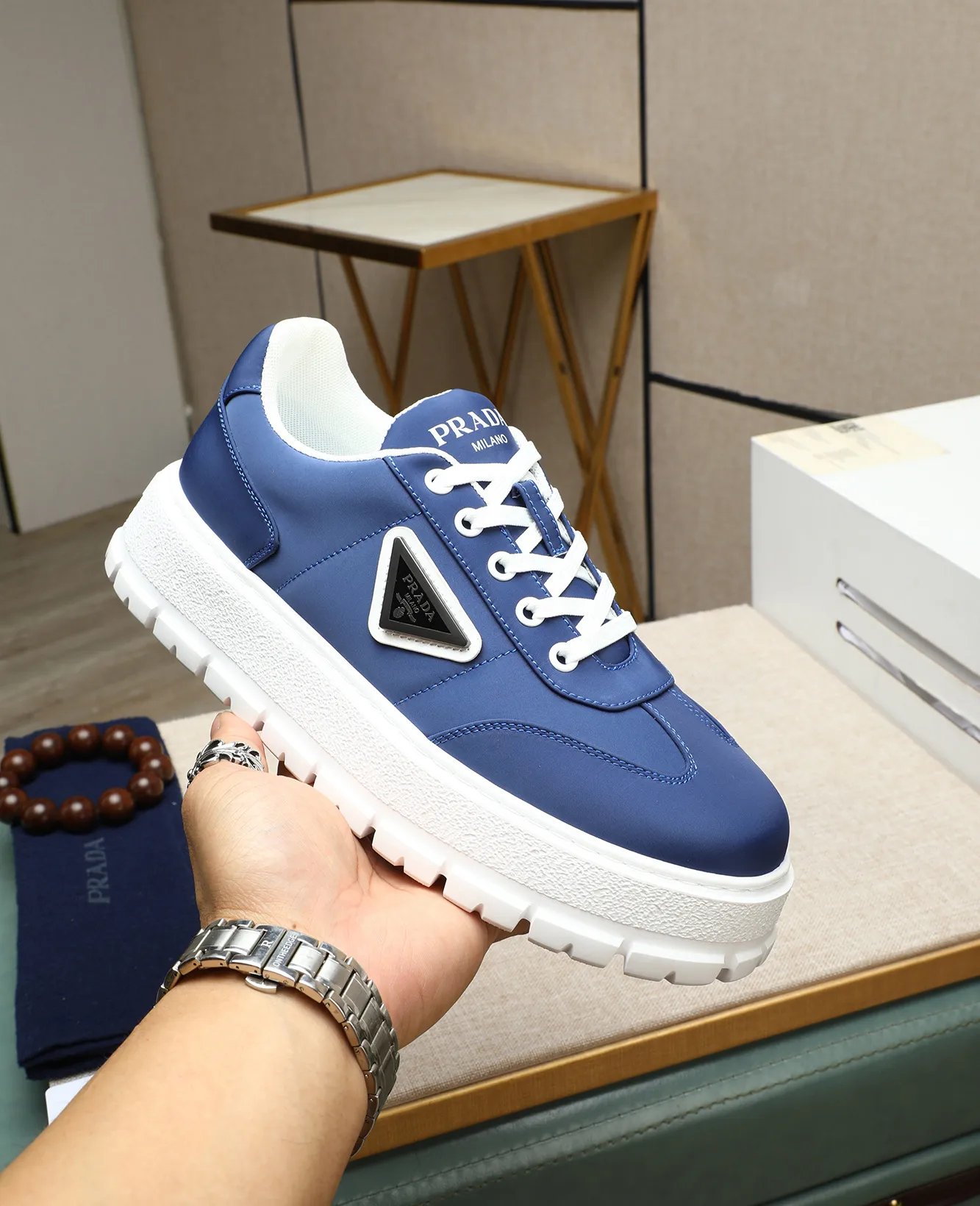 Men's shoes 💰580 high version official website popular models are on the market, 🆘 trendy brand (Prada) mainly promotes popular models, avant-garde and versatile fashionable men's shoes private version mold opening, cowhide surface splicing 1:1 replica... fashionable and simple, original imported cowhide lining cowhide feet; the atmosphere and personality are more fashionable, eye-catching and pursuing class. It will subvert the old idea and be a must-have for fashion trendsetters with you! Must keep it for yourself! Tall and comfortable, large and low, high-end quality workmanship. Code number: 38-45